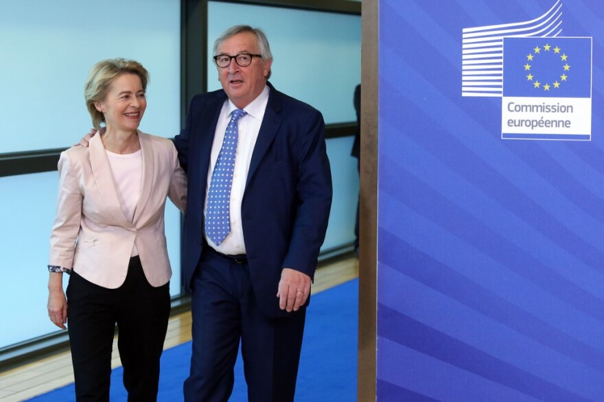 Αγκαλιές και φιλιά στη συνάντηση Γιούνκερ - Φον ντερ Λάιεν στις Βρυξέλλες