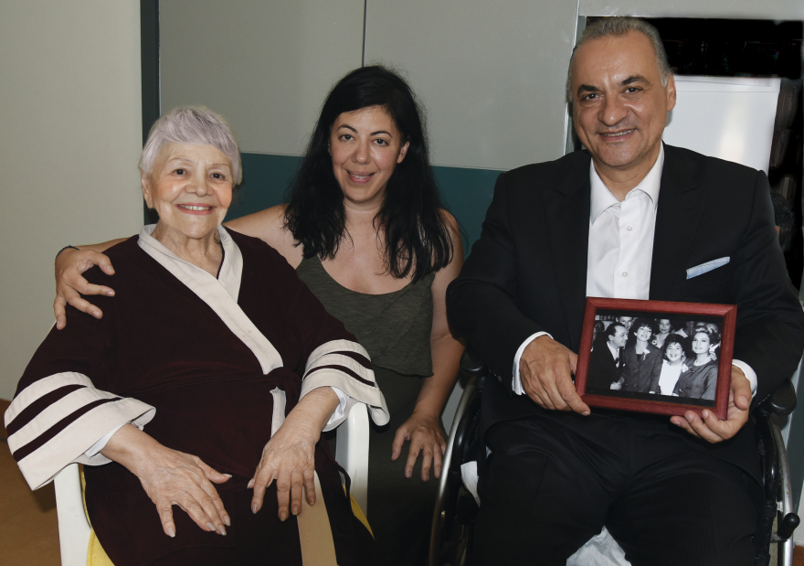 Τη θρυλική Μαίρη Λίντα επισκέφτηκε στο Γηροκομείο ο Μανώλης Κεφαλογιαννης