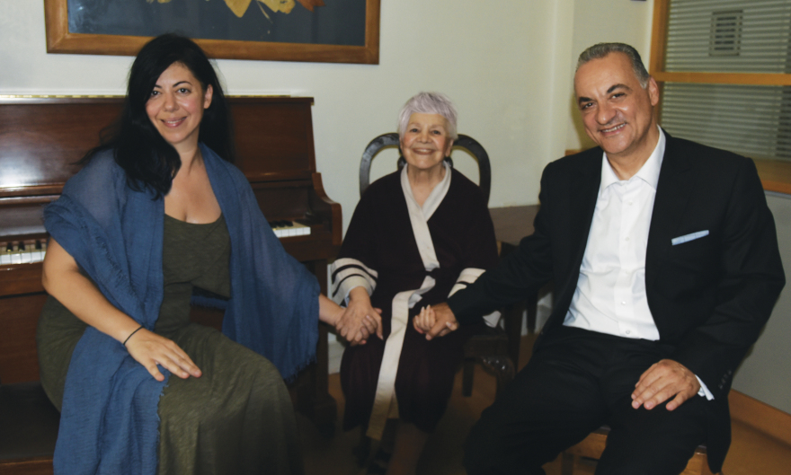 Τη θρυλική Μαίρη Λίντα επισκέφτηκε στο Γηροκομείο ο Μανώλης Κεφαλογιαννης