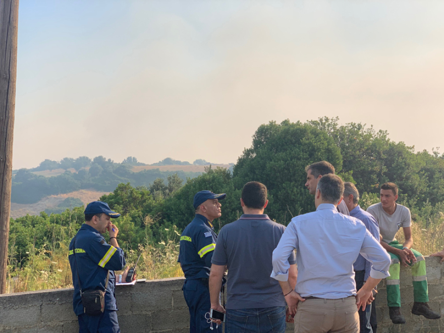 Φωτιά στην Εύβοια: Μάχη σε τρία μέτωπα δίνουν οι πυροσβέστες