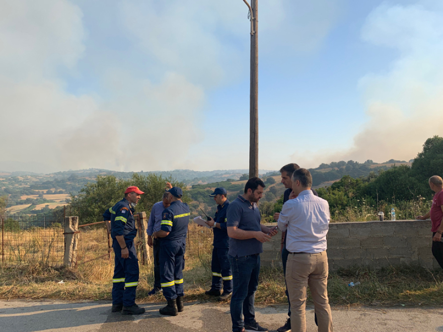 Φωτιά στην Εύβοια: Μάχη σε τρία μέτωπα δίνουν οι πυροσβέστες