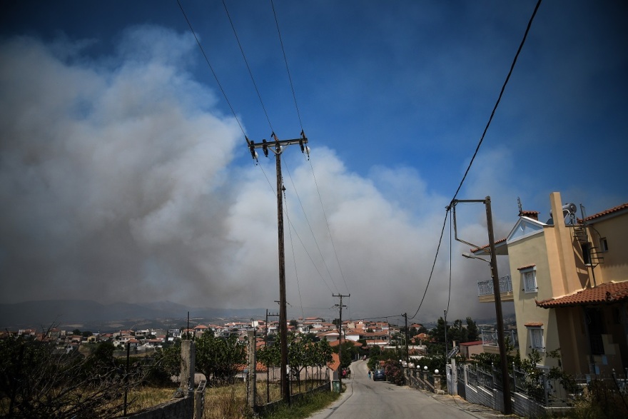 Εύβοια: Στη μάχη με τις φλόγες 330 πυροσβέστες
