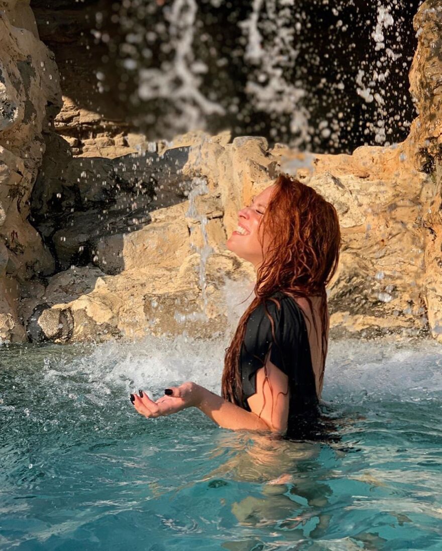 Σίσσυ Χρηστίδου: Βουτιές στην πισίνα χλιδάτου ξενοδοχείου