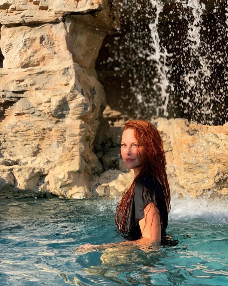 Σίσσυ Χρηστίδου: Βουτιές στην πισίνα χλιδάτου ξενοδοχείου