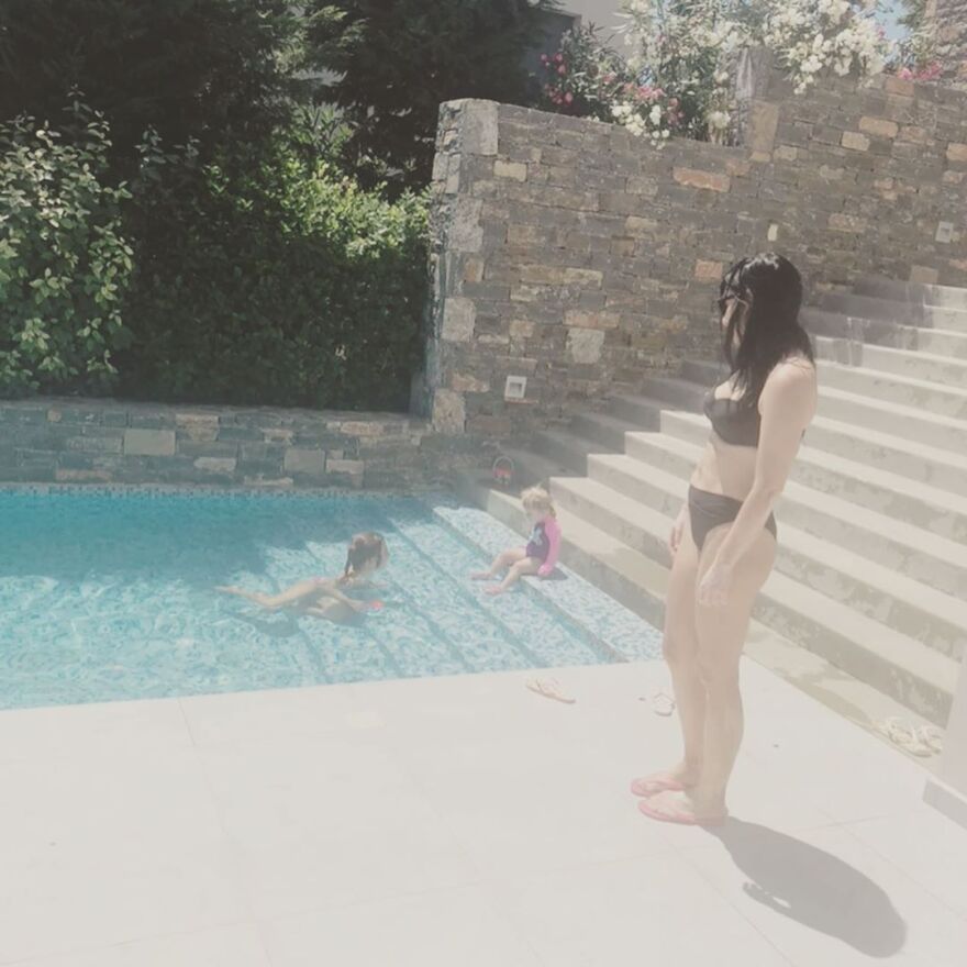 Αθηναΐς Νέγκα: Το ψηλόμεσο μαγιό και τα 20 χρόνια... δυστυχίας