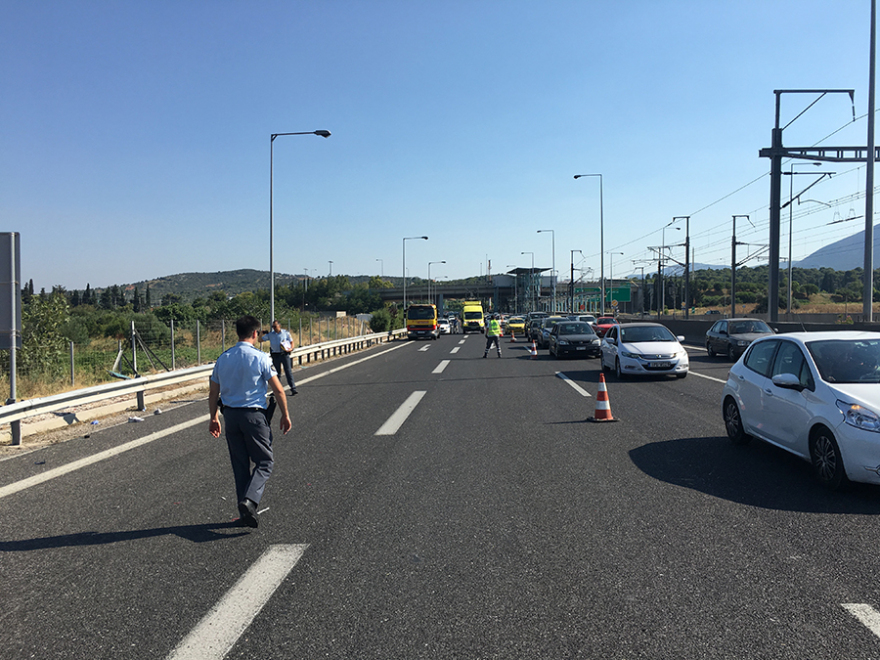 Αττική Οδός: Φρικιαστικό τροχαίο με μία νεκρή και τρεις τραυματίες