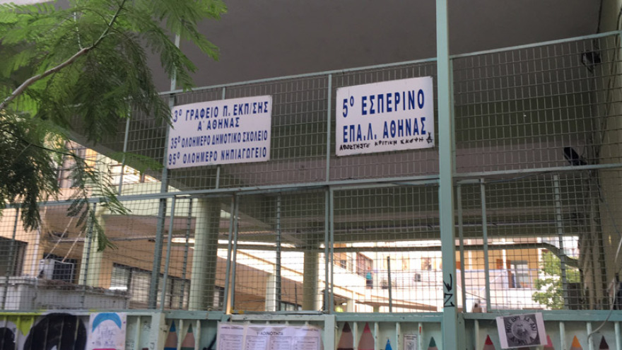 Εξάρχεια: Επίθεση σε δυο εκλογικά τμήματα - Πήραν και έκαψαν κάλπη στην πλατεία 