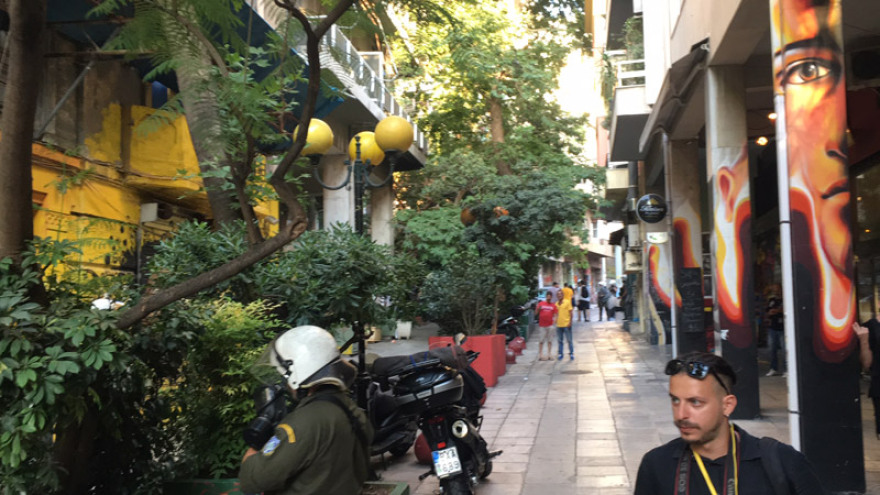 Εξάρχεια: Επίθεση σε δυο εκλογικά τμήματα - Πήραν και έκαψαν κάλπη στην πλατεία 