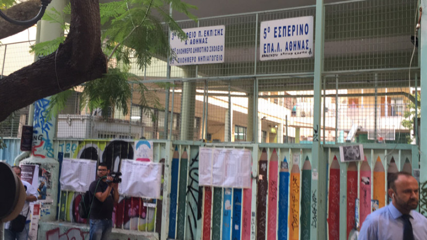 Εξάρχεια: Επίθεση σε δυο εκλογικά τμήματα - Πήραν και έκαψαν κάλπη στην πλατεία 