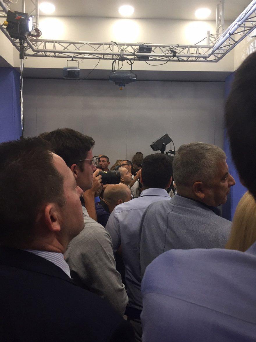 Συγκινητικές φωτογραφίες: Ο γιος του Κυριάκου Μητσοτάκη κλαίει ακούγοντας την ομιλία του πατέρα του