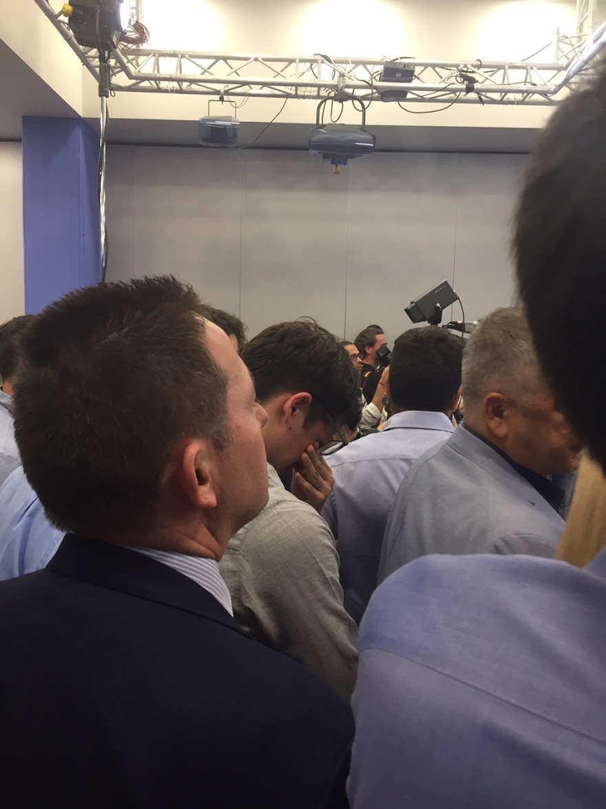 Συγκινητικές φωτογραφίες: Ο γιος του Κυριάκου Μητσοτάκη κλαίει ακούγοντας την ομιλία του πατέρα του