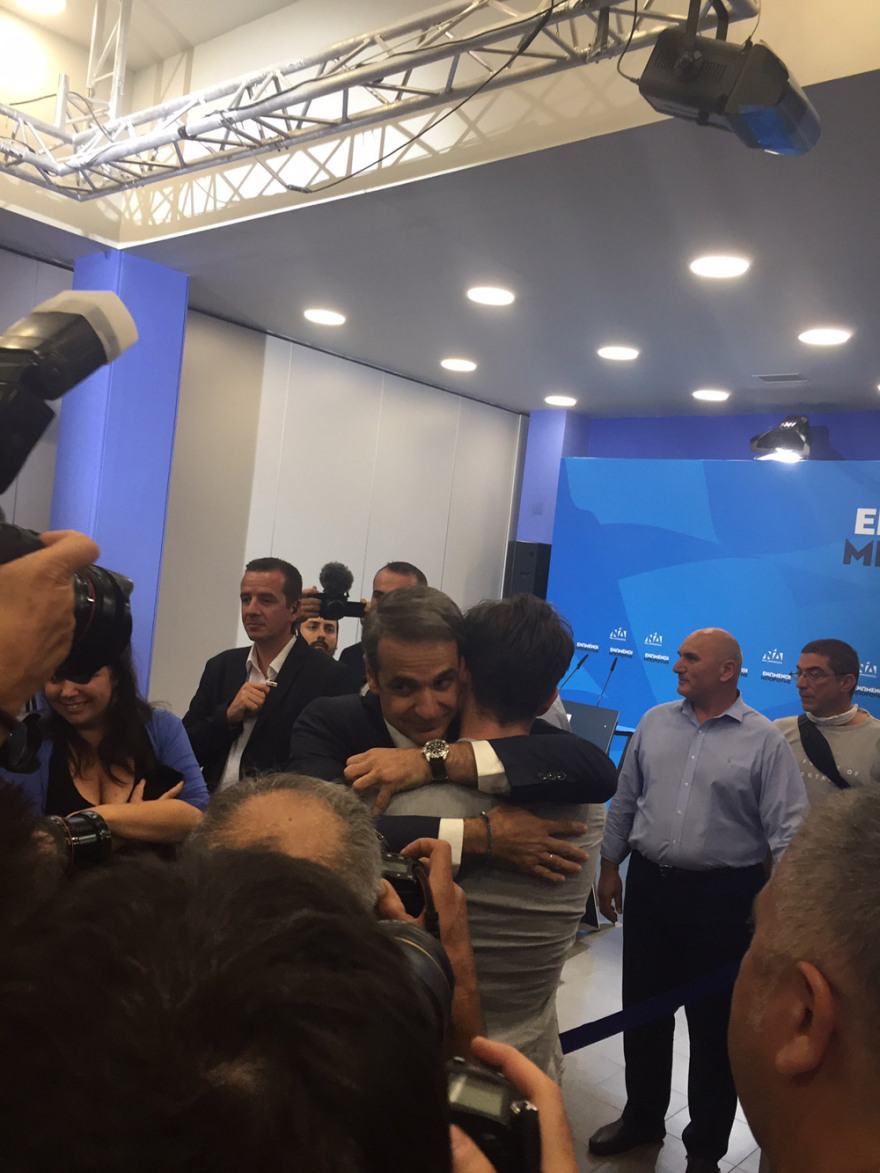 Συγκινητικές φωτογραφίες: Ο γιος του Κυριάκου Μητσοτάκη κλαίει ακούγοντας την ομιλία του πατέρα του