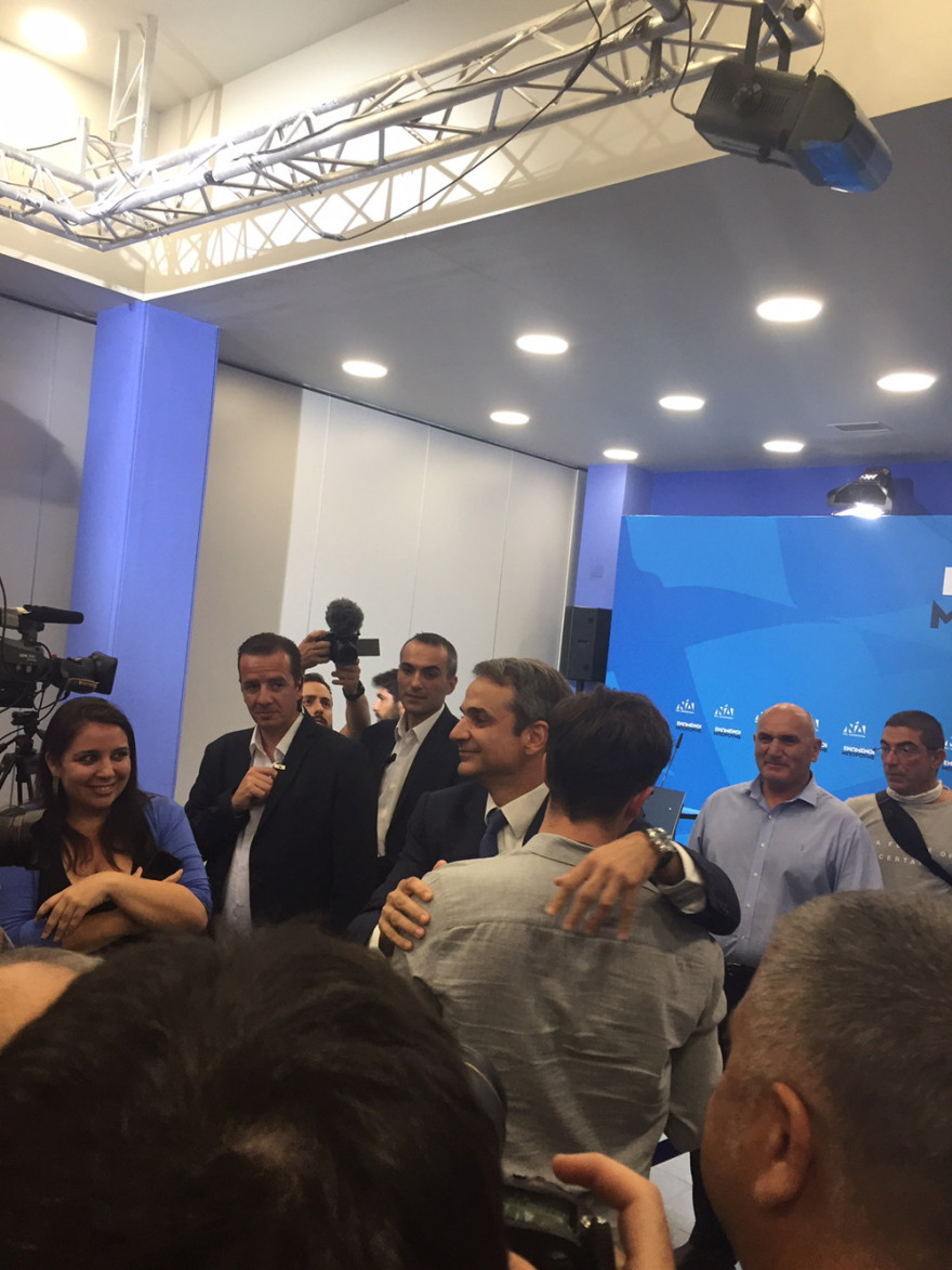 Συγκινητικές φωτογραφίες: Ο γιος του Κυριάκου Μητσοτάκη κλαίει ακούγοντας την ομιλία του πατέρα του