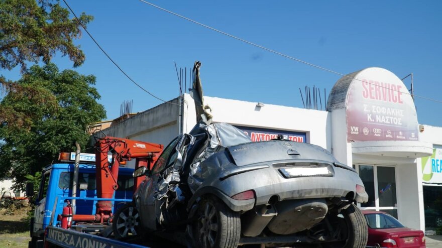 Λάρισα: Σοκαριστικές φωτογραφίες από το τροχαίο με τους δύο νεκρούς