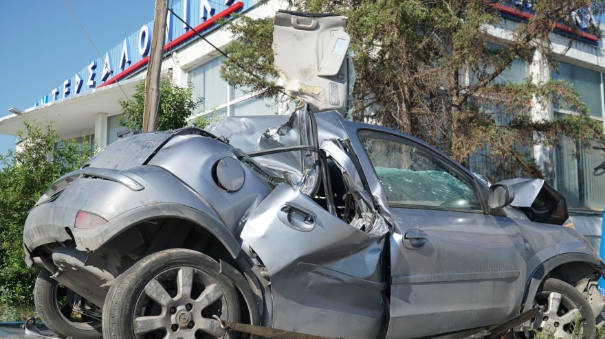 Λάρισα: Σοκαριστικές φωτογραφίες από το τροχαίο με τους δύο νεκρούς