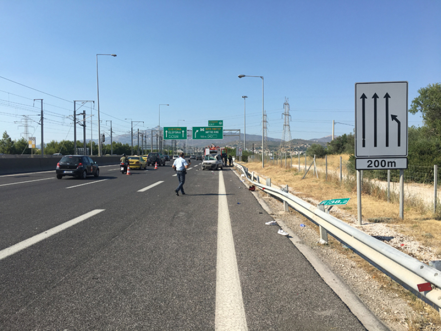 Αττική Οδός: Φρικιαστικό τροχαίο με μία νεκρή και τρεις τραυματίες