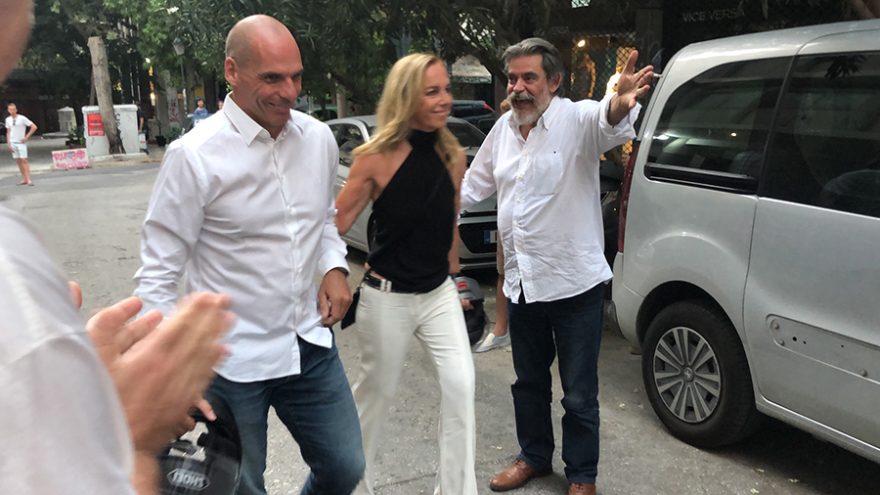 Με χειροκροτήματα έφτασε ο Γιάνης Βαρουφάκης στα γραφεία του Μέρα25 