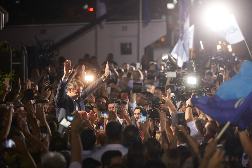 Δάκρυα χαράς, συγκίνηση και αποθέωση Μητσοτάκη για τη μεγάλη νίκη στις εκλογές
