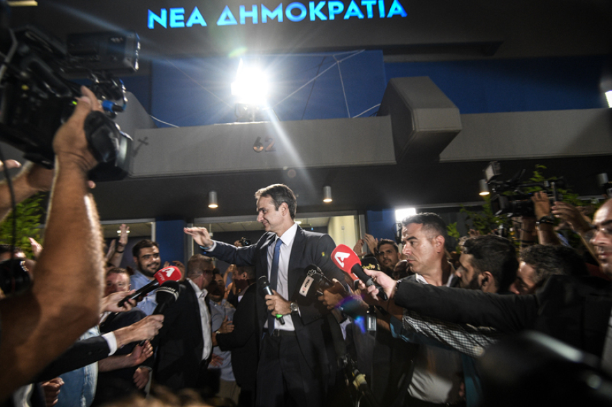 Δάκρυα χαράς, συγκίνηση και αποθέωση Μητσοτάκη για τη μεγάλη νίκη στις εκλογές