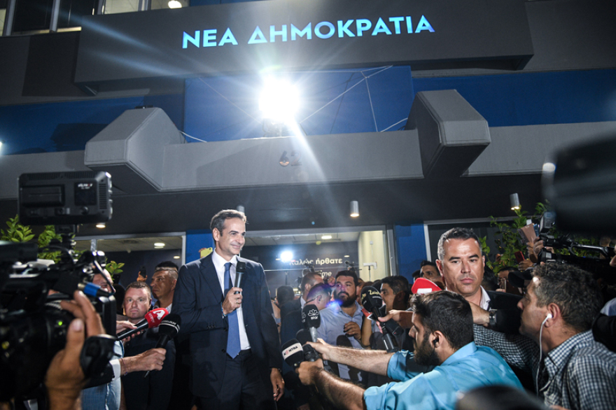 Δάκρυα χαράς, συγκίνηση και αποθέωση Μητσοτάκη για τη μεγάλη νίκη στις εκλογές