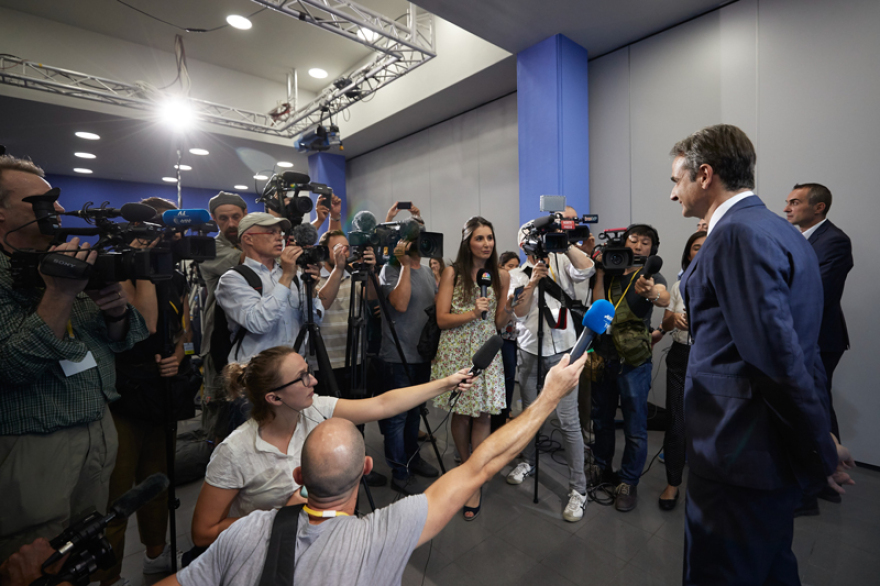 Δάκρυα χαράς, συγκίνηση και αποθέωση Μητσοτάκη για τη μεγάλη νίκη στις εκλογές