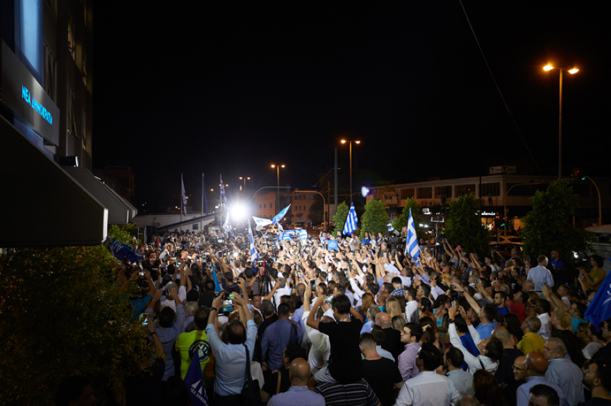 Δάκρυα χαράς, συγκίνηση και αποθέωση Μητσοτάκη για τη μεγάλη νίκη στις εκλογές