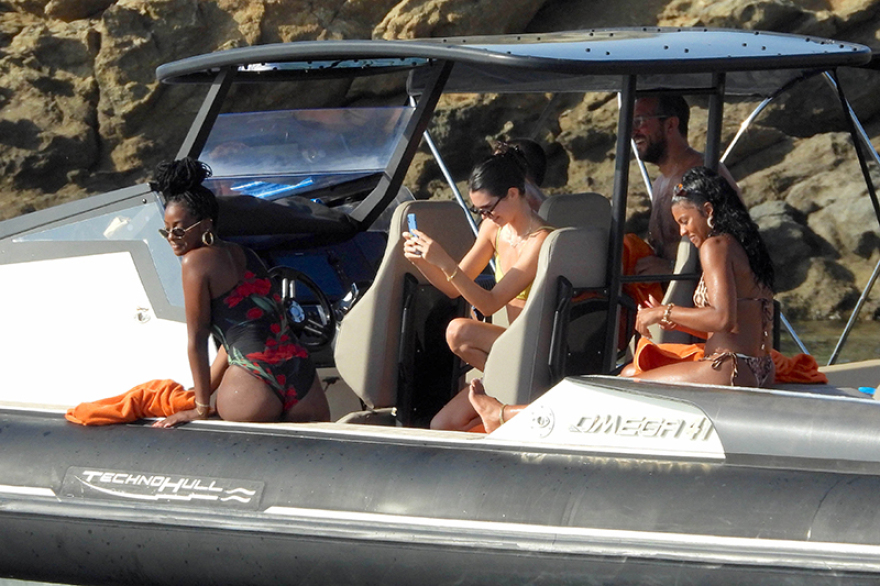 Κένταλ Τζένερ: Η ωραιότερη της οικογένειας Καρντάσιαν κάνει διακοπές στη Μύκονο