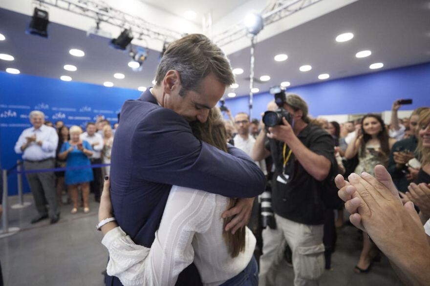 Δάκρυα χαράς, συγκίνηση και αποθέωση Μητσοτάκη για τη μεγάλη νίκη στις εκλογές