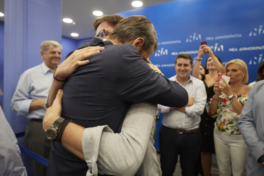 Δάκρυα χαράς, συγκίνηση και αποθέωση Μητσοτάκη για τη μεγάλη νίκη στις εκλογές