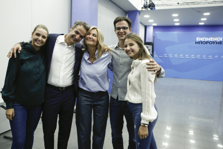 Δάκρυα χαράς, συγκίνηση και αποθέωση Μητσοτάκη για τη μεγάλη νίκη στις εκλογές