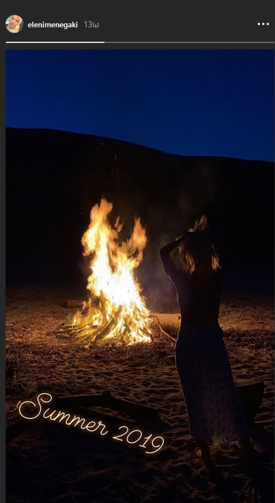 Η Ελένη Μενεγάκη βάζει... φωτιά στις νύχτες της