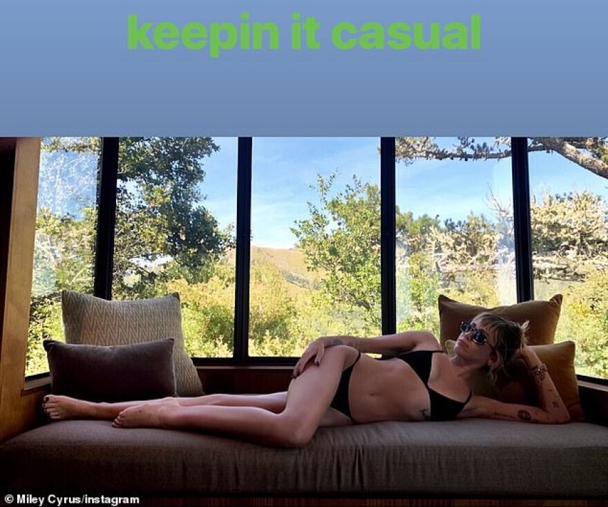 Η Miley Cyrus κάνει διακοπές και φωτογραφίζεται με μαγιό