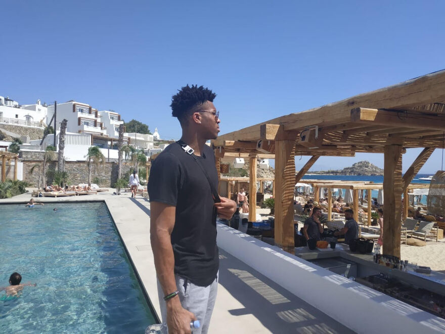 Φωτογραφίες: Ο Γιάννης Αντετοκούνμπο απολαμβάνει τη Μύκονο με την οικογένεια και το κορίτσι του 