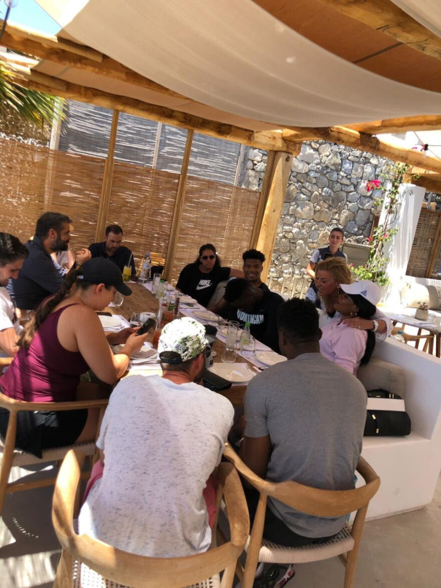 Φωτογραφίες: Ο Γιάννης Αντετοκούνμπο απολαμβάνει τη Μύκονο με την οικογένεια και το κορίτσι του 