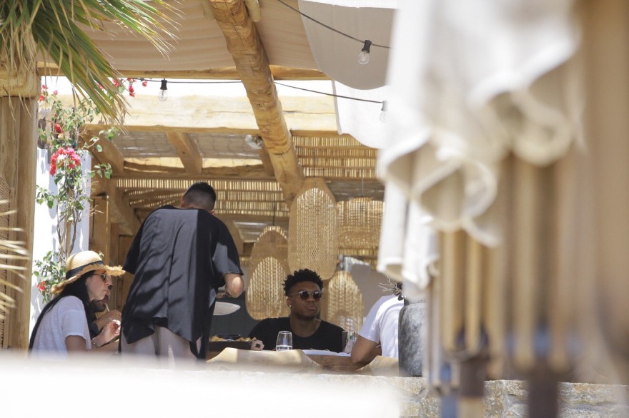 Φωτογραφίες: Ο Γιάννης Αντετοκούνμπο απολαμβάνει τη Μύκονο με την οικογένεια και το κορίτσι του 