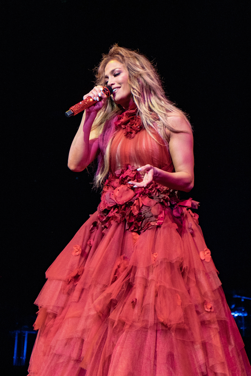 Απαστράπτουσα και σέξι η Τζένιφερ Λόπεζ στην περιοδεία της 