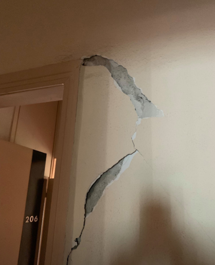 Κατάληψη City Plaza: Έκλεβαν ρεύμα από σύρμα του τρόλεϊ - Αφησαν τα δωμάτια διαλυμένα 