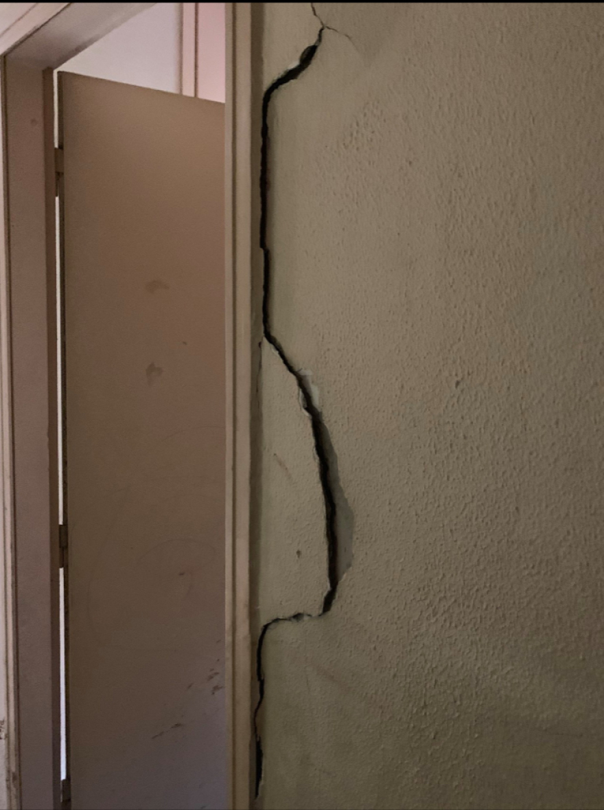 Κατάληψη City Plaza: Έκλεβαν ρεύμα από σύρμα του τρόλεϊ - Αφησαν τα δωμάτια διαλυμένα 