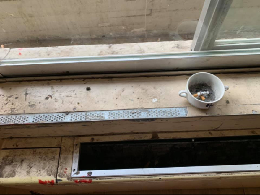 Κατάληψη City Plaza: Έκλεβαν ρεύμα από σύρμα του τρόλεϊ - Αφησαν τα δωμάτια διαλυμένα 