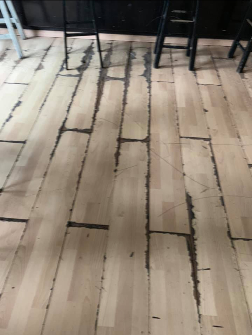 Κατάληψη City Plaza: Έκλεβαν ρεύμα από σύρμα του τρόλεϊ - Αφησαν τα δωμάτια διαλυμένα 