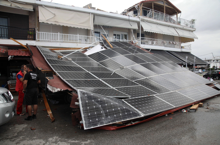 Χαλκιδική: Μαρτυρίες που συγκλονίζουν - Ο αέρας σήκωσε τον 8χρονο και τον πέταξε σε τζαμαρία!