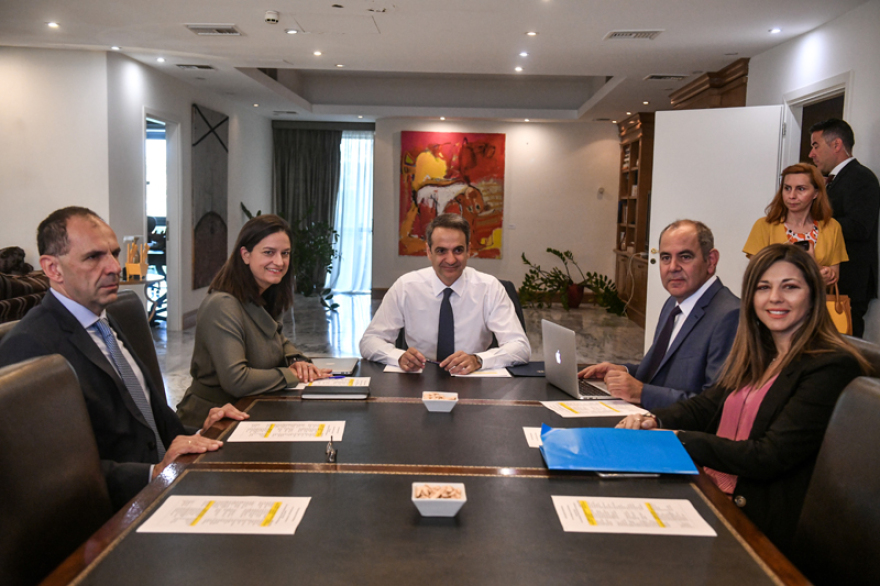 Στο υπουργείο Παιδείας ο Μητσοτάκης: Στο επίκεντρο το πανεπιστημιακό άσυλο 