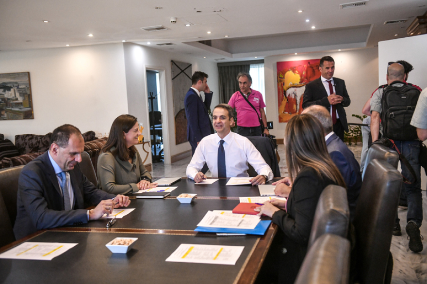 Στο υπουργείο Παιδείας ο Μητσοτάκης: Στο επίκεντρο το πανεπιστημιακό άσυλο 