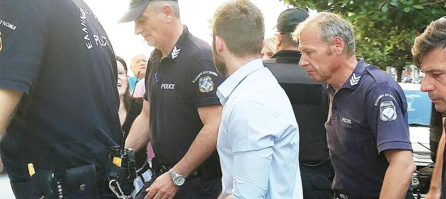 Ζάκυνθος: Ο κόσμος χειροκρότησε τον πατροκτόνο στα δικαστήρια - «Δεν υπήρχε μέρα που να μη βγάζω αίμα!»