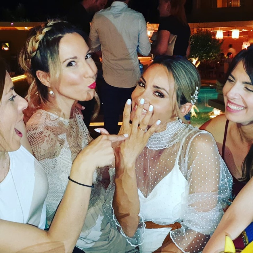 Οι πρώτες φωτογραφίες από τον γάμο Πετρούνια - Μιλλούση