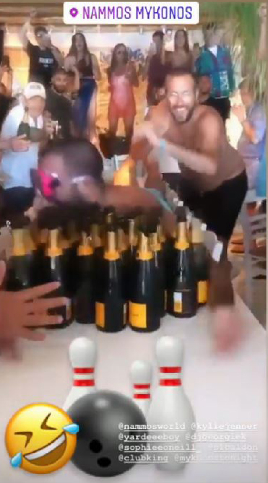 Μύκονος: Το τερμάτισαν με... ανθρώπινο μπόουλινγκ πάνω στο τραπέζι 