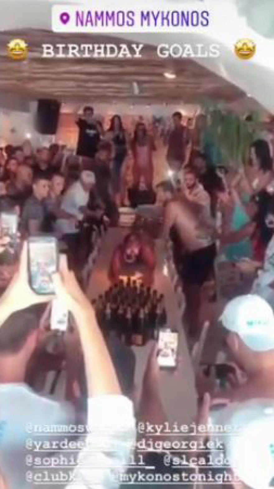 Μύκονος: Το τερμάτισαν με... ανθρώπινο μπόουλινγκ πάνω στο τραπέζι 