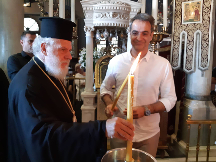 Φωτογραφίες: Στον Εσπερινό στην Τήνο ο πρωθυπουργός