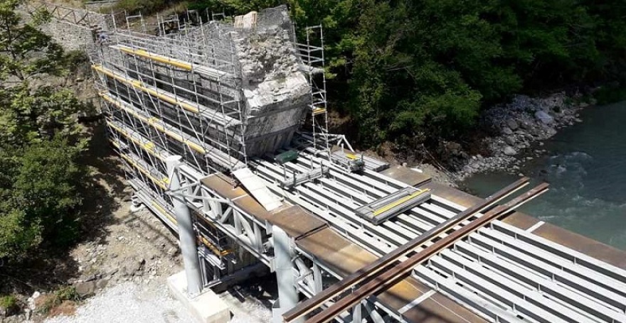 Αυτοψία στον Άραχθο: Έτοιμο το φθινόπωρο το ιστορικό γεφύρι της Πλάκας