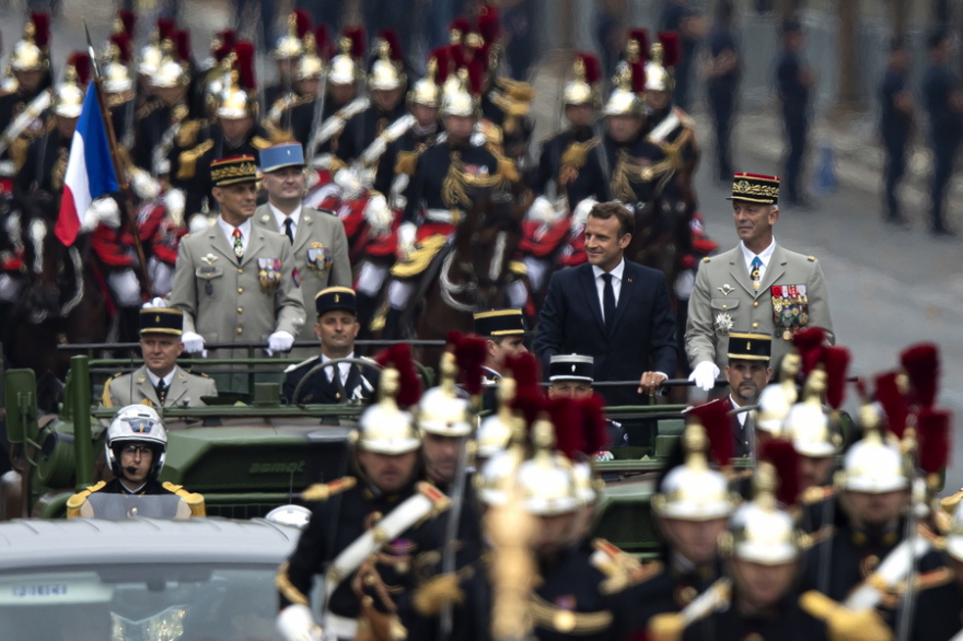 Γαλλία: Άλογα, τζιπ και αεροσκάφη στην παρέλαση για την Ημέρα της Βαστίλης